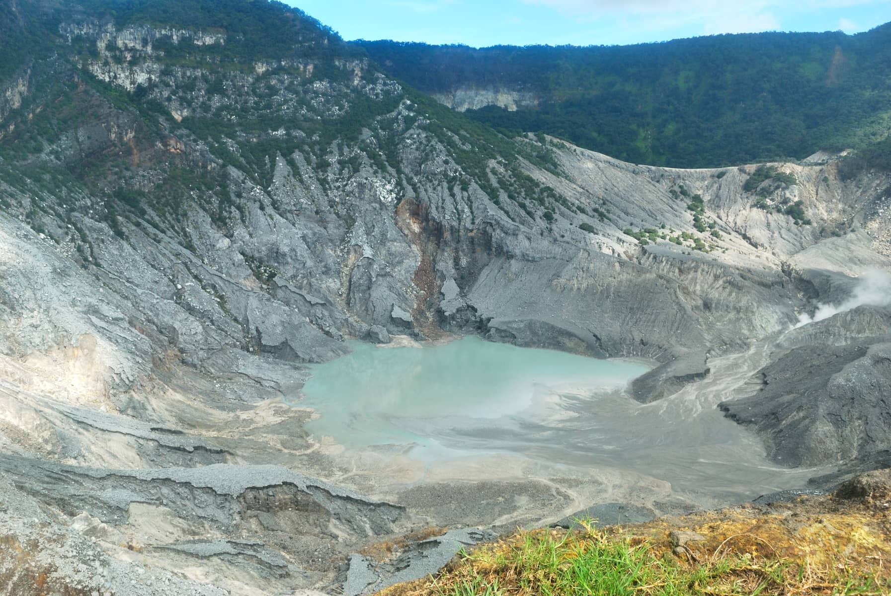 Wisata Horor Tangkuban Perahu: Legenda Sangkuriang dan Misteri di Balik Kawah