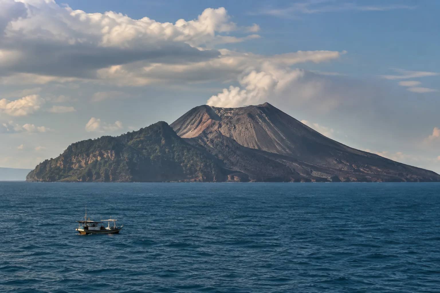 Asal Usul Nama Gunung Krakatau: Dari Rakata hingga Krakatoa