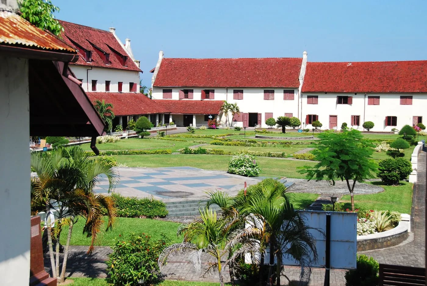 Wisata Horor Fort Rotterdam Makassar: Legenda Penjaga Benteng dan Pantangan Baju Merah