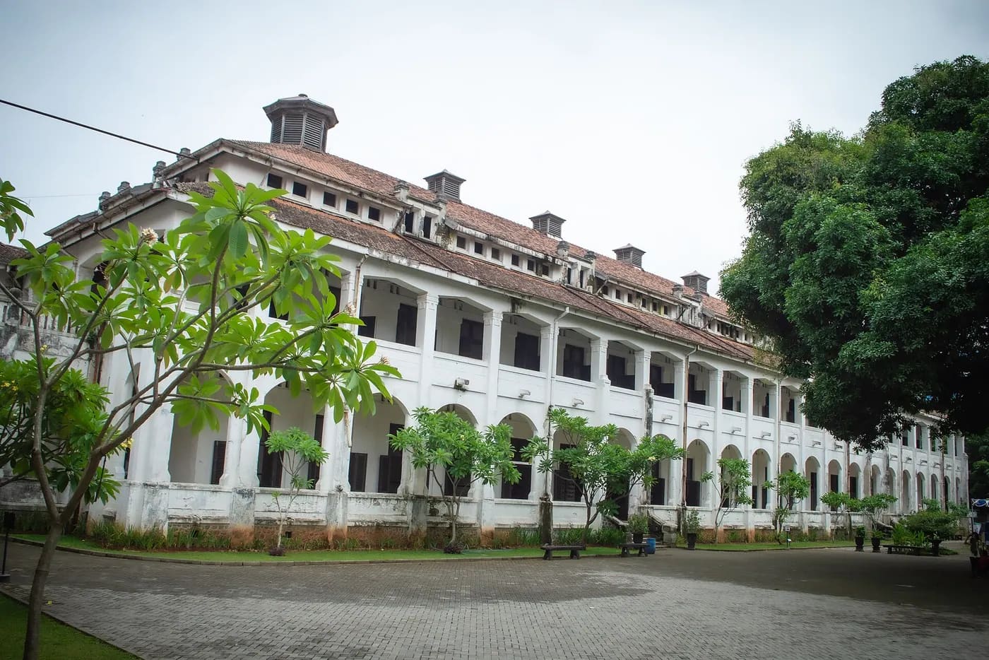 Wisata Horor Lawang Sewu Semarang: Kisah Seram di Balik Seribu Pintu