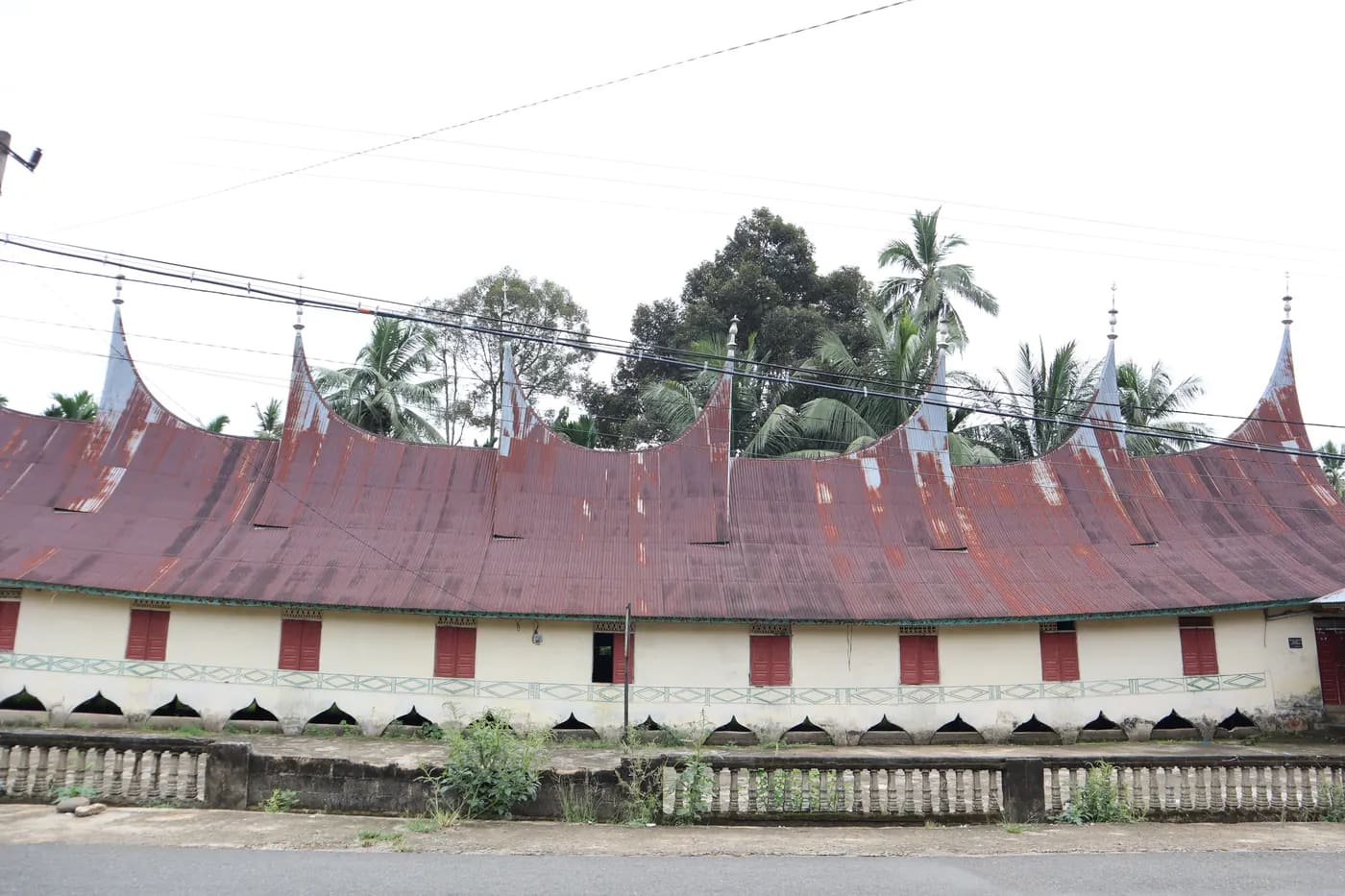 Tiang Rumah Gadang Berdiri Miring 1 sampai 4 Derajat di Atas Batu
