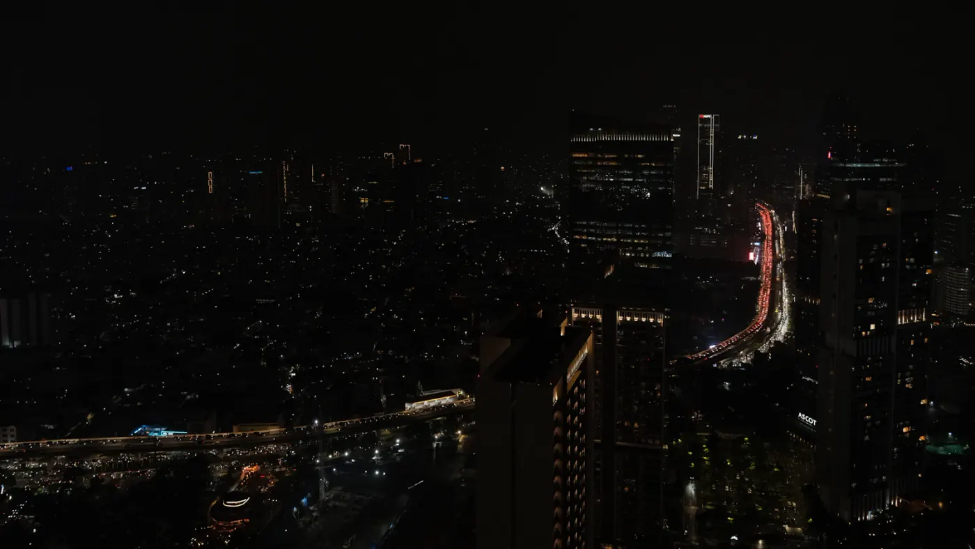 Panorama gedung pencakar langit Jakarta pada malam hari