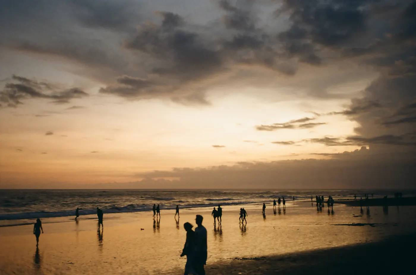 Pantai berpasir di Bali dengan air laut jernih yang ramah untuk anak bermain