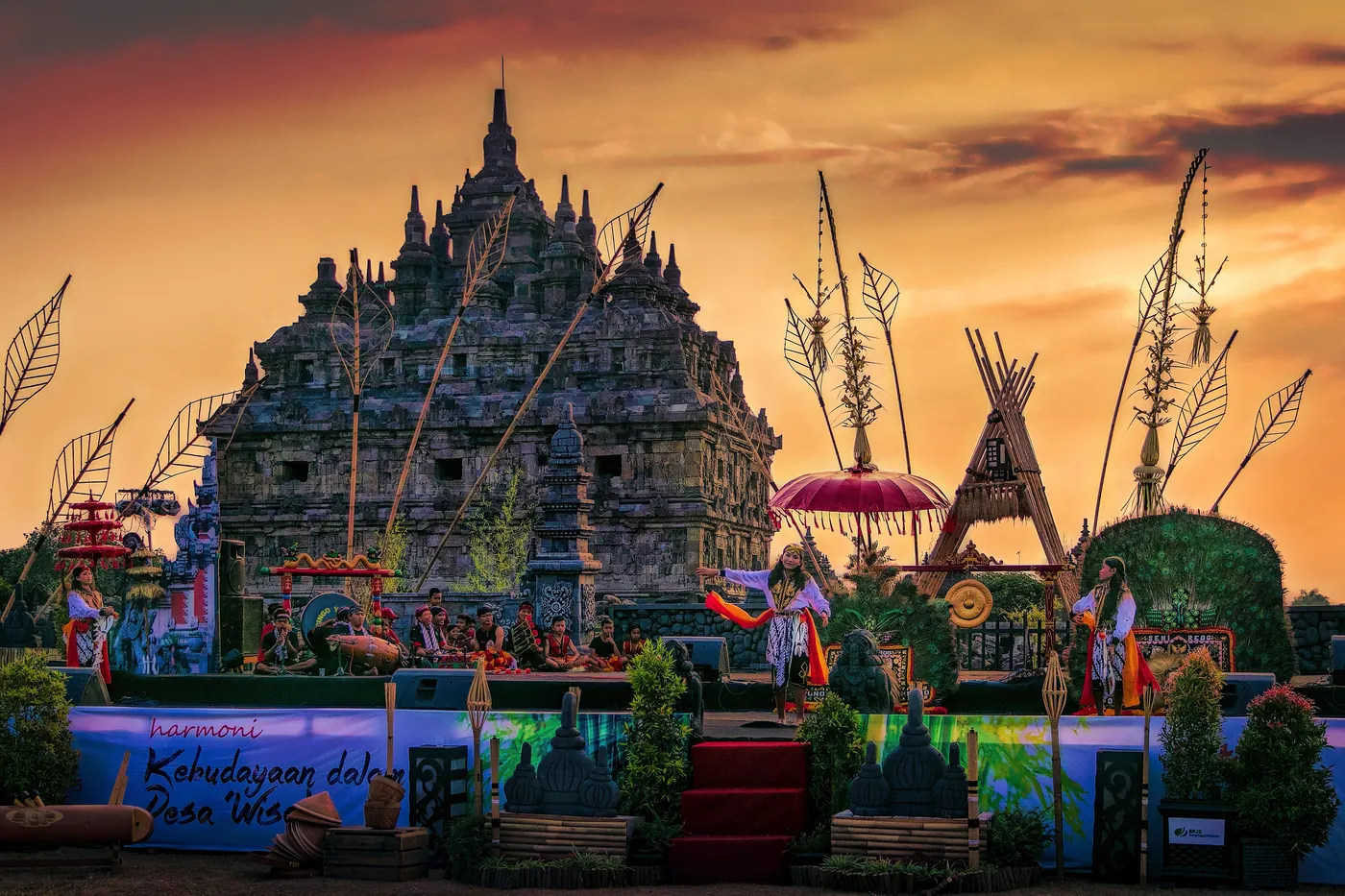 Penari kuda lumping menunggangi kuda anyaman bambu di halaman terbuka