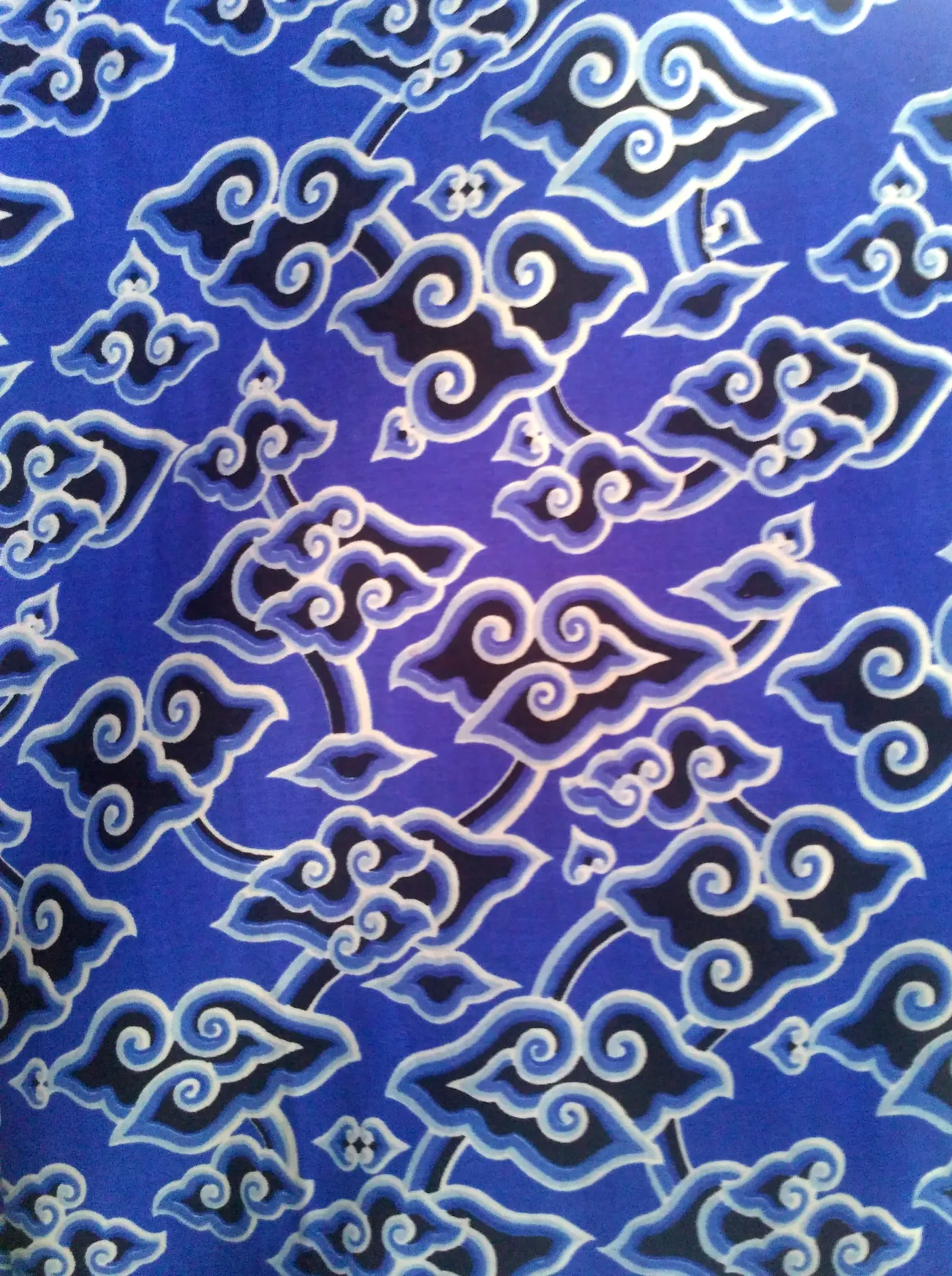 Kain batik bermotif mega mendung Cirebon dengan susunan awan berlapis berwarna biru bergradasi