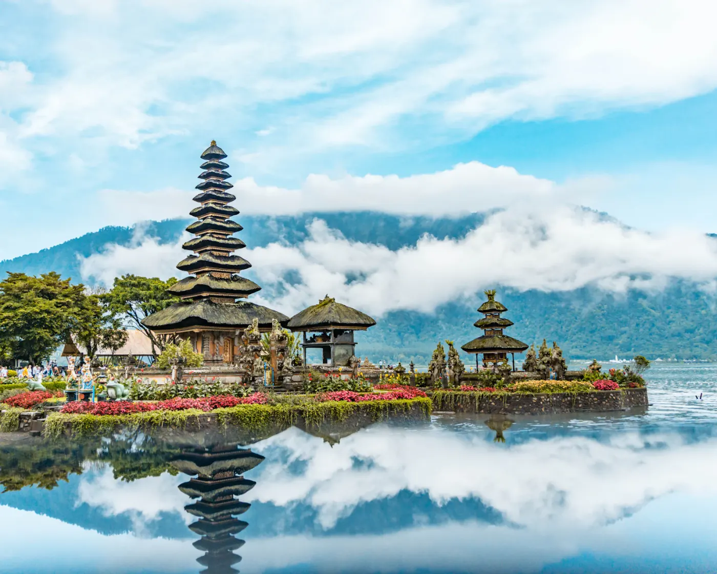 Danau tenang berlatar pegunungan yang menyejukkan