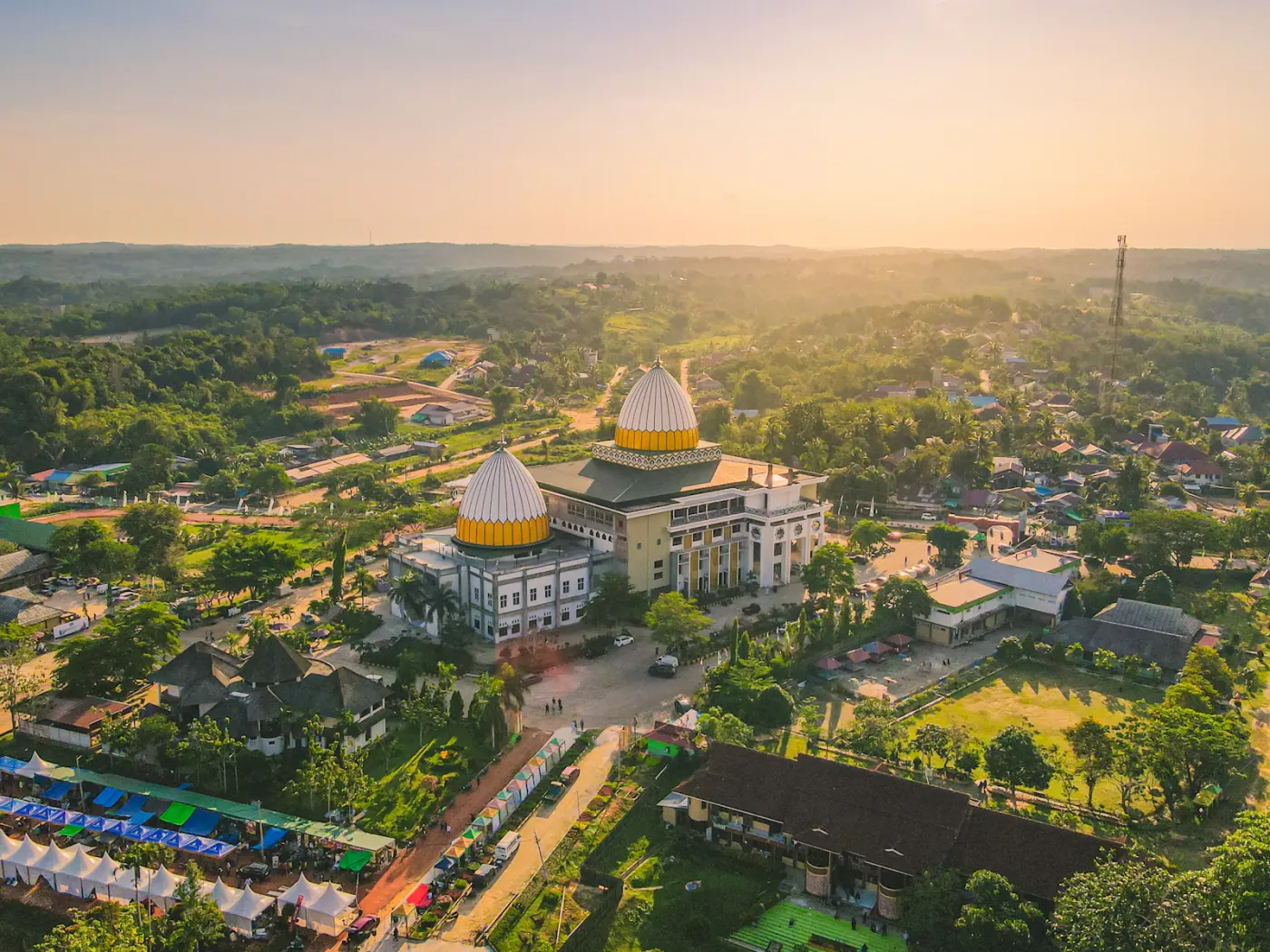 Pemandangan kota Balikpapan di Kalimantan Timur dengan tata kota yang rapi