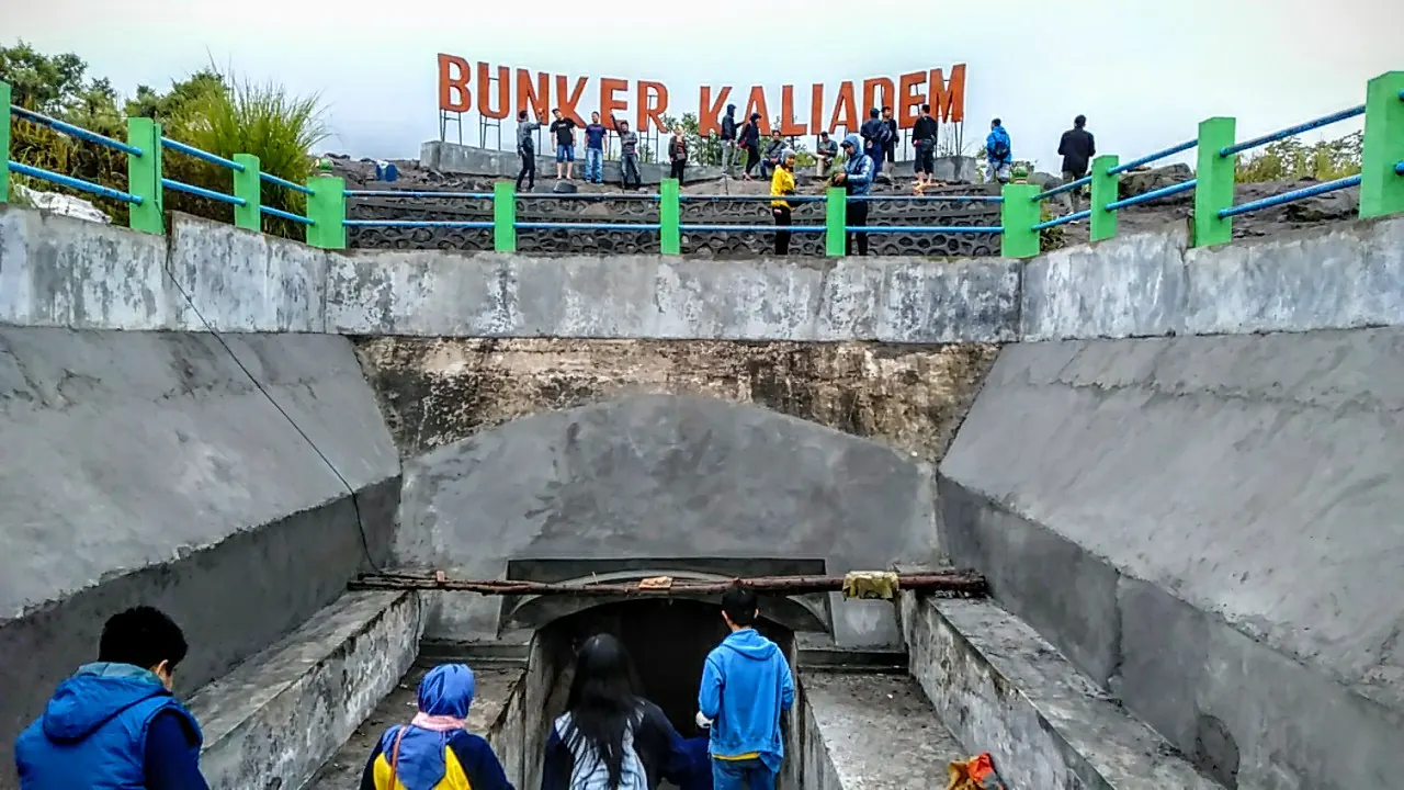 Wisatawan mengunjungi Bunker Kaliadem, situs sisa letusan Merapi yang kini jadi destinasi wisata. Foto: Wikimedia Commons, CC BY-SA 4.0