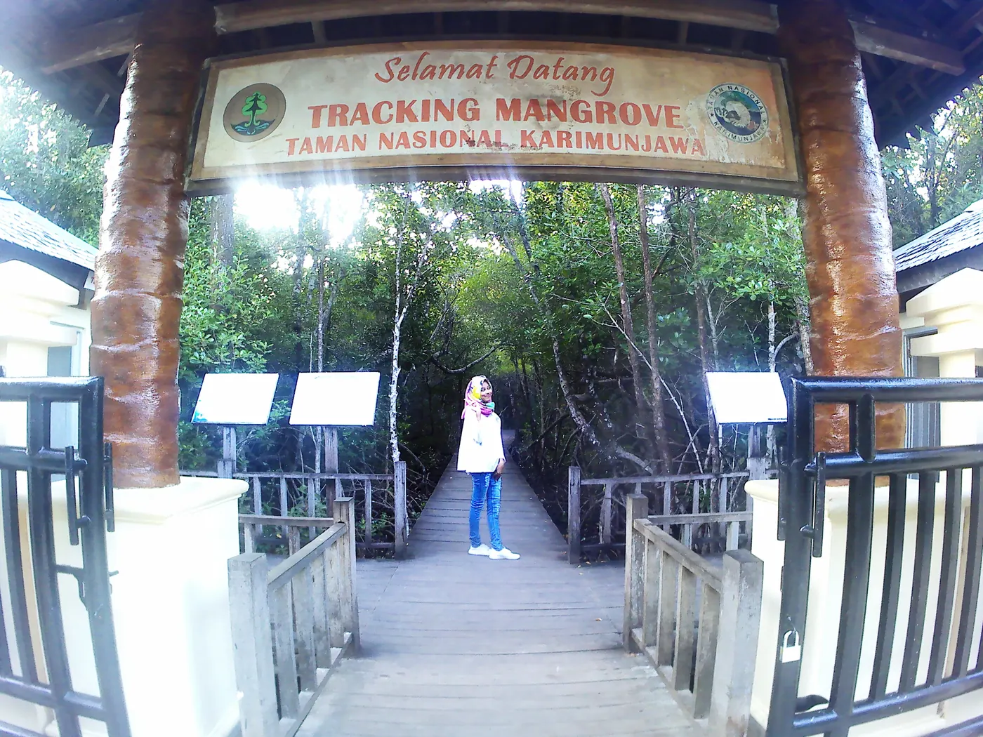 Gerbang jalur tracking mangrove di Taman Nasional Karimunjawa. Foto: Wikimedia Commons, CC BY-SA 4.0