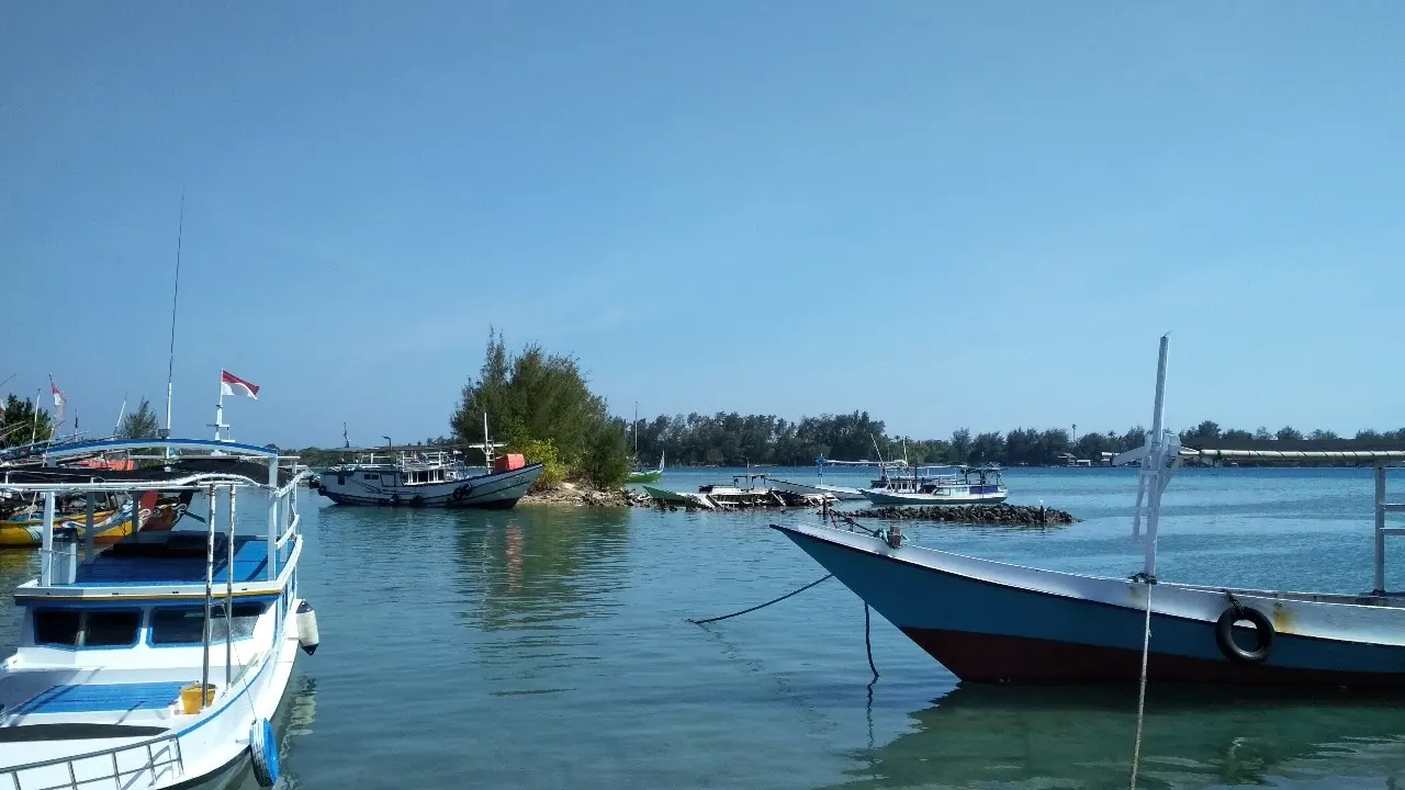 Perahu nelayan bersandar di Pelabuhan Karimunjawa. Foto: Wikimedia Commons, CC BY-SA 4.0