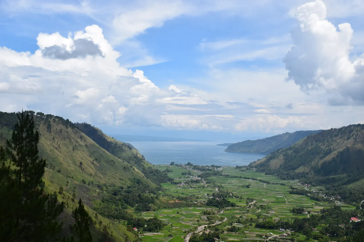 Lembah Bakkara di dataran tinggi Toba dengan sawah, perbukitan, dan Danau Toba di kejauhan