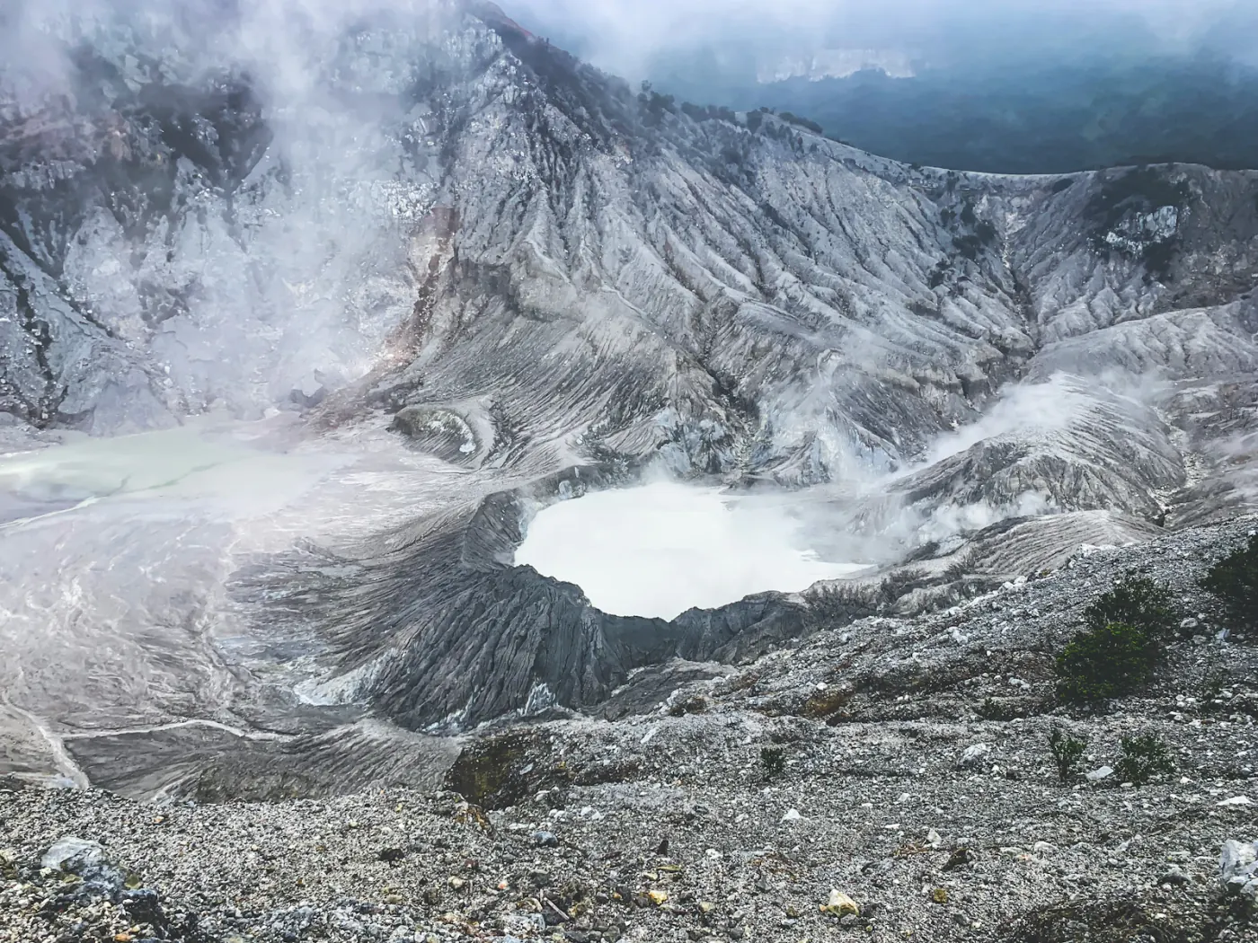 Kawah Gunung Tangkuban Perahu di Bandung dengan asap belerang
