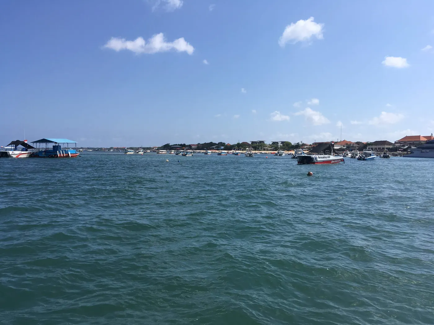 Suasana perahu wisata di perairan Tanjung Benoa, dekat Teluk Benoa, Bali. Foto: Wikimedia Commons, CC BY-SA 4.0
