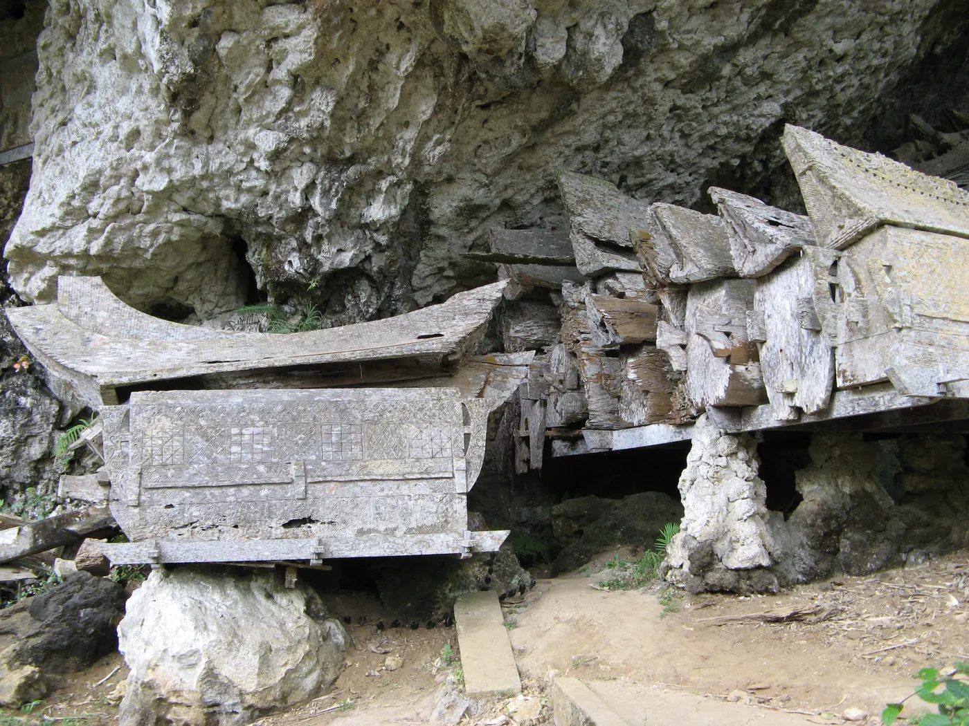 Peti mati kayu tua di kuburan tebing Ke'te Kesu, Tana Toraja. Foto: Wikimedia Commons, CC BY-SA 4.0