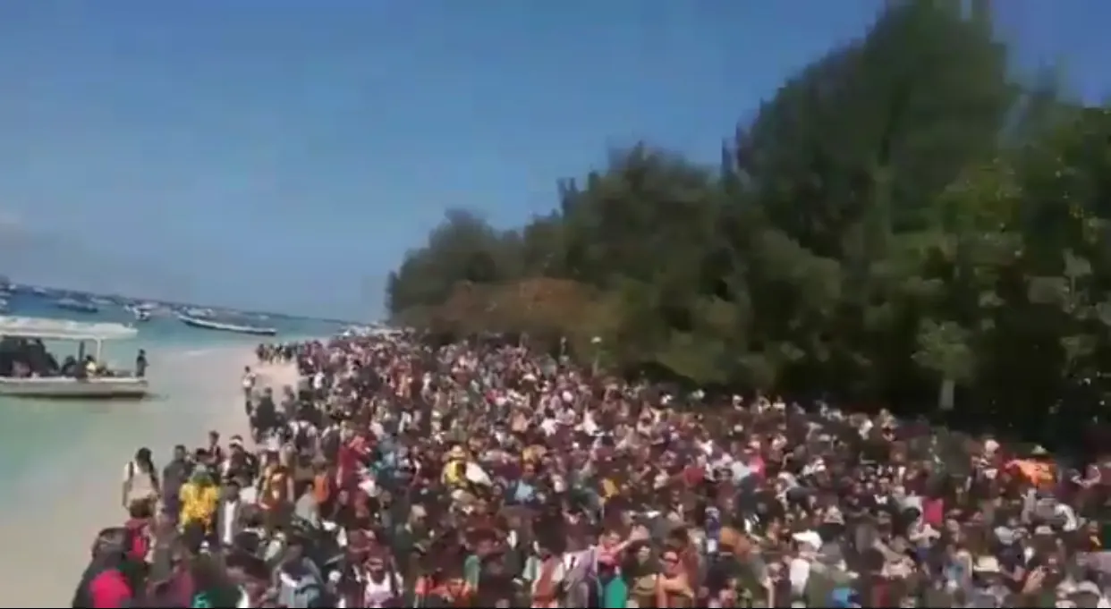 Evakuasi wisatawan di Gili Trawangan saat gempa Lombok, Agustus 2018. Dokumentasi personel Basarnas, domain publik