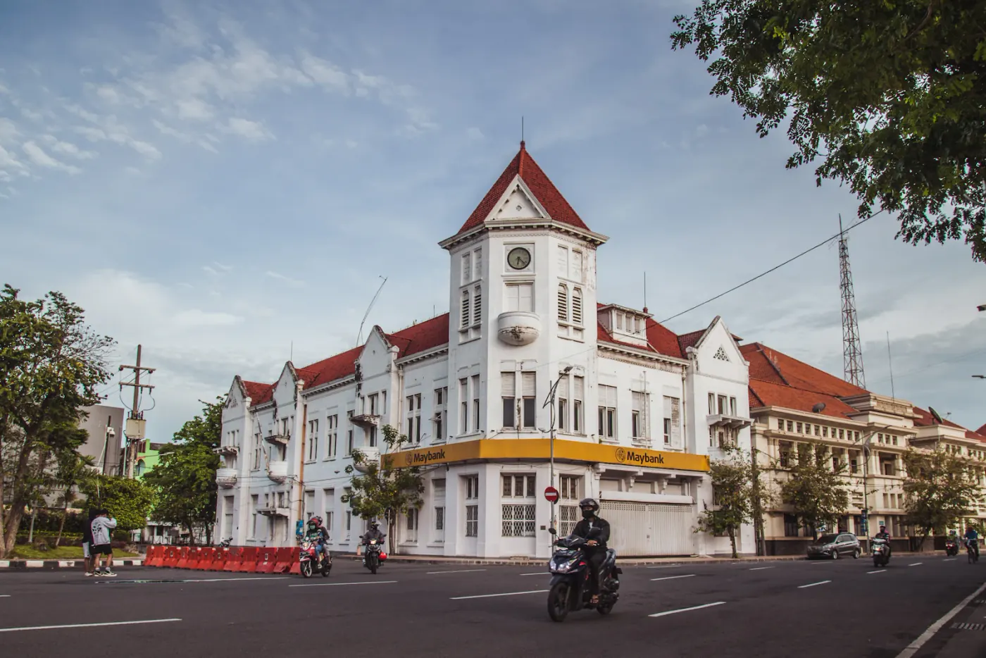 Suasana kota Surabaya dengan gedung-gedung dan jalan yang tertata