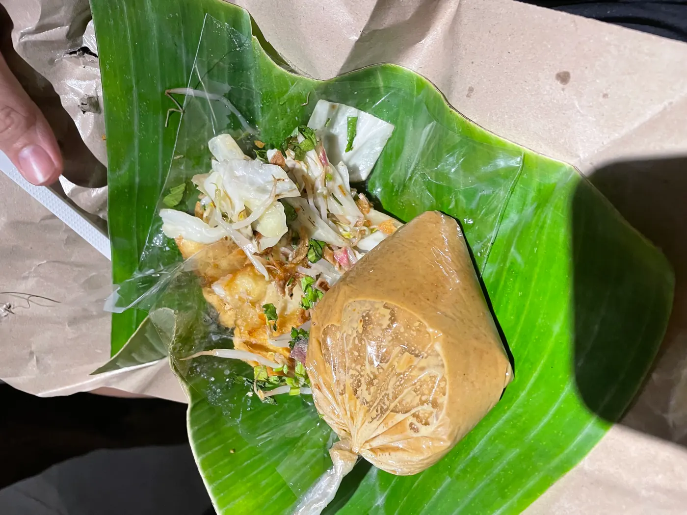 Tahu gimbal Semarang dibungkus daun pisang dengan bumbu kacang terpisah. Foto: Wikimedia Commons, CC BY 4.0