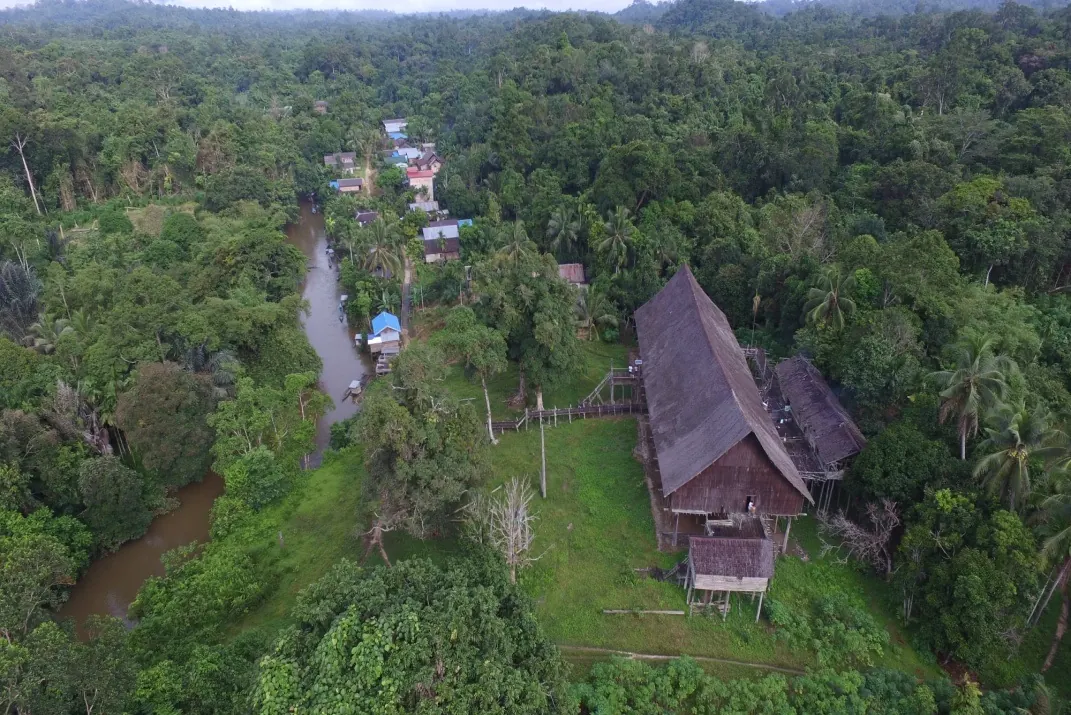 Rumah Betang, rumah adat komunal suku Dayak Ngaju di Kalimantan Tengah. Foto: Wikimedia Commons, domain publik