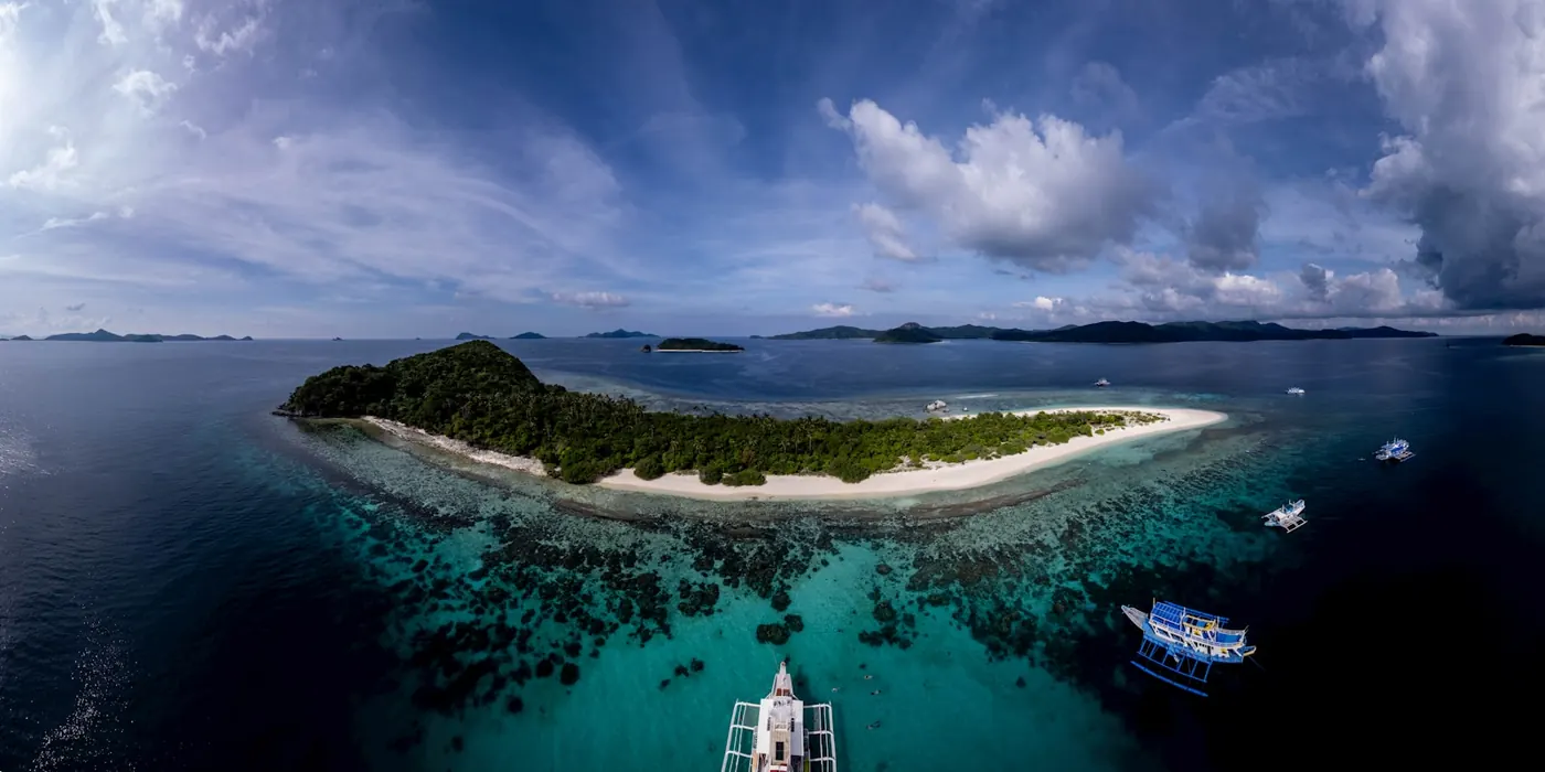 Pulau berpasir putih dengan air jernih di gugusan Spermonde