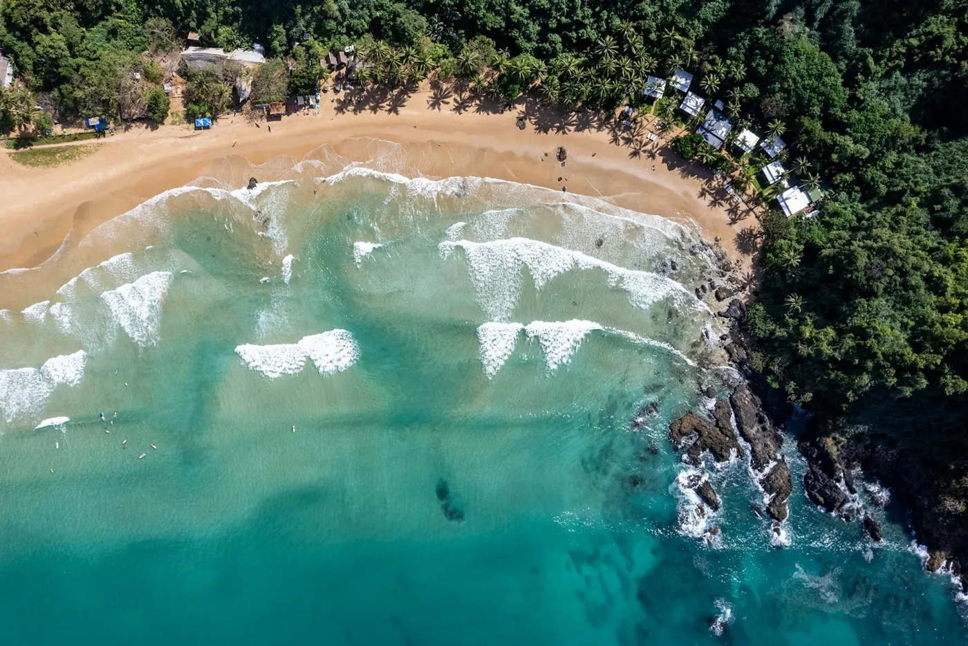 Pulau berpenghuni dengan vegetasi hijau di Spermonde