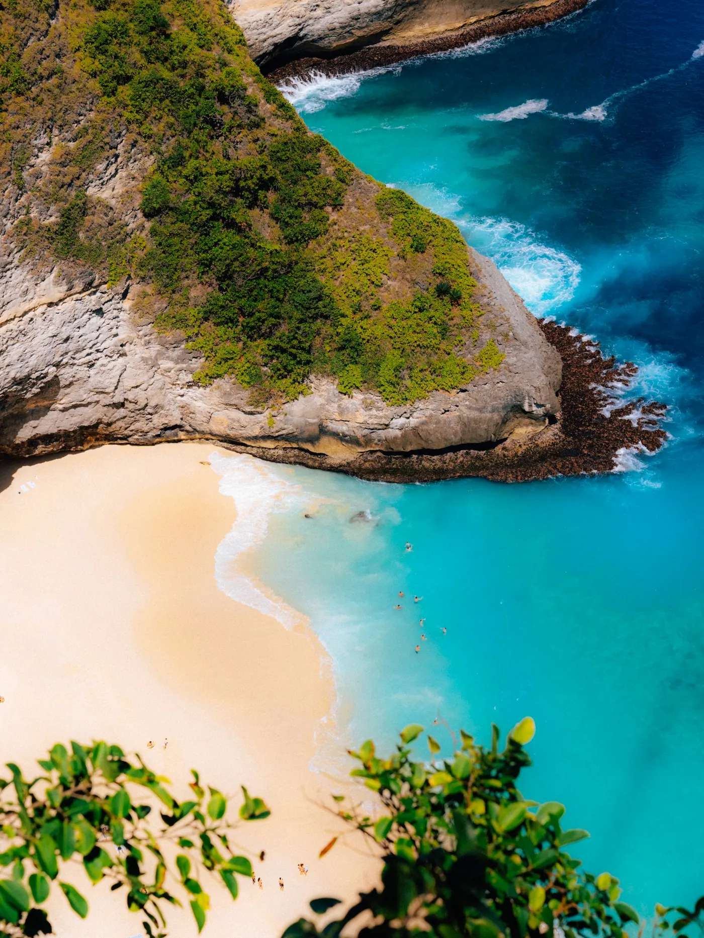 Pulau dengan air biru jernih yang tenang