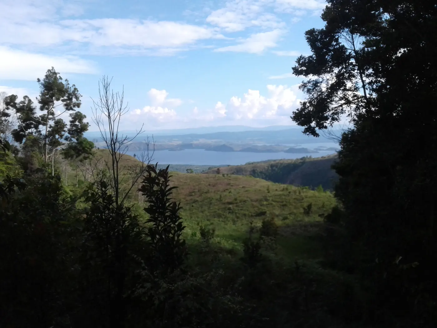 Danau Sentani dan pulau-pulau kecilnya dilihat dari kaki Pegunungan Cycloops, Distrik Sentani Timur