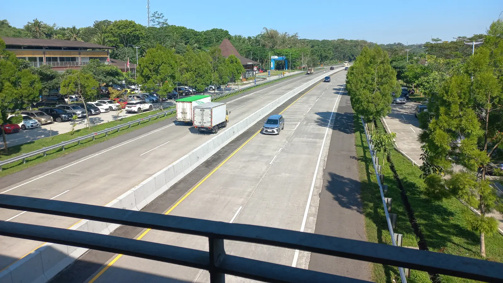 Ruas Semarang–Solo dilihat dari rest area KM 456